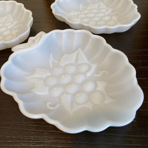Vtg Set of 3 White Milk Glass Candy‎ Dishes - Grape Berry Pattern - Mid-Century - Picture 3 of 6